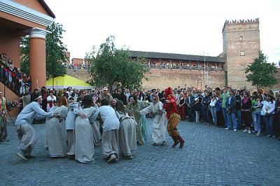 Актеры исполняют средневековый танец во дворе Луцкого замка